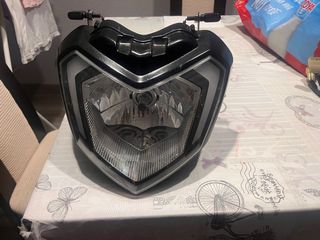 Faro delantero moto con intermitentes es de yamaha
