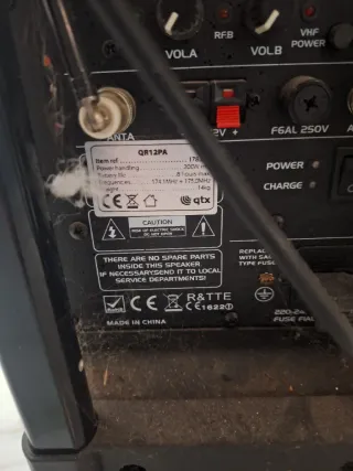 Altavoz profesional negro