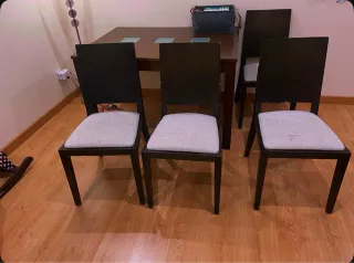 Mesa de comedor con 4 sillas