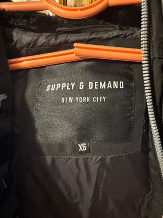 Abrigo negro talla XS con capucha