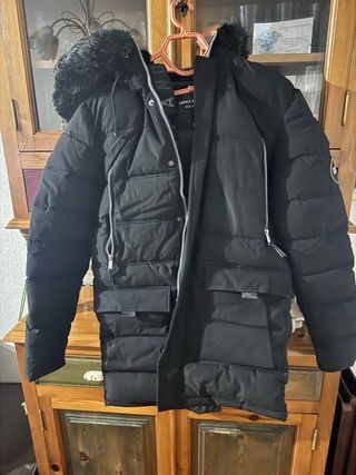 Abrigo negro talla XS con capucha