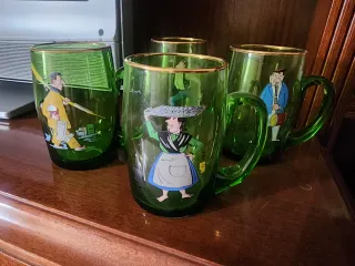 Colección vasos y jarra. PRECIO NEGOCIABLE.