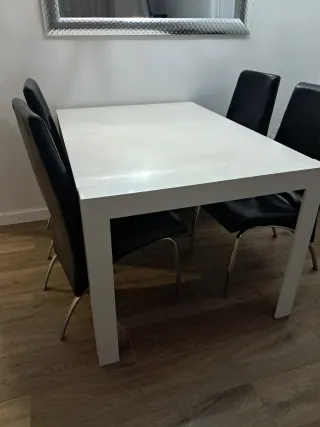 Mesa extensible cristal y 4 sillas polipiel