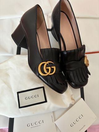 Tacones Gucci Negros con Detalles Dorados