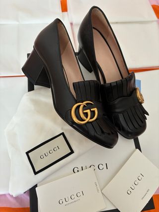 Tacones Gucci Negros con Detalles Dorados