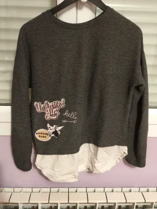 Jersey gris con detalle blanco