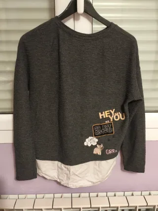 Jersey gris con detalle blanco