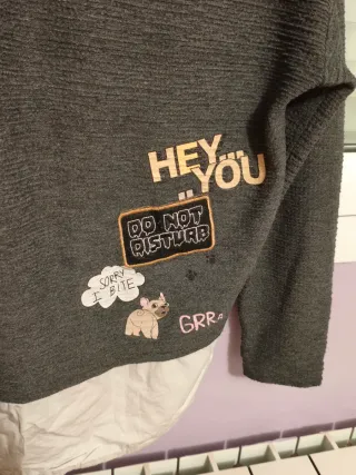 Jersey gris con detalle blanco