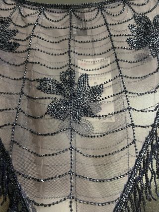 Capa bordada con abalorios