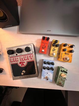 Pedales de guitarra Electro-Harmonix y más