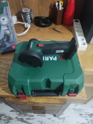 Amoladora angular Parkside con maletín