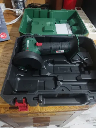 Amoladora angular Parkside con maletín