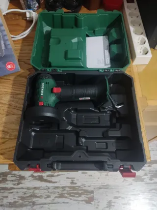 Amoladora angular Parkside con maletín