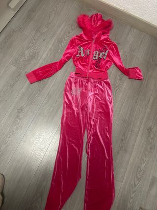 Chándal terciopelo rosa con plumas
