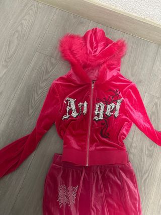 Chándal terciopelo rosa con plumas