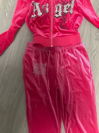 Chándal terciopelo rosa con plumas
