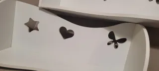 Repisas y perchero infantil blanco