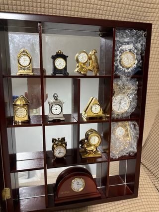 Expositor de madera para relojes y figuras