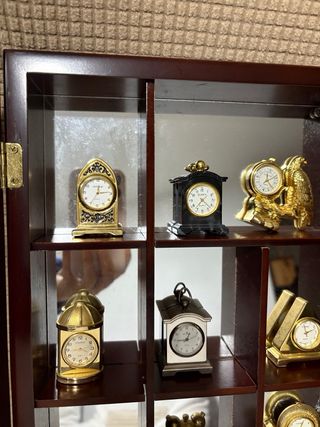 Expositor de madera para relojes y figuras
