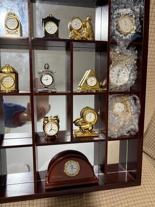 Expositor de madera para relojes y figuras