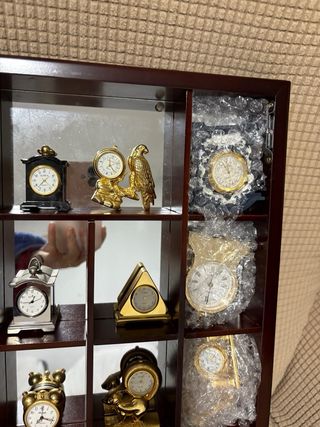 Expositor de madera para relojes y figuras