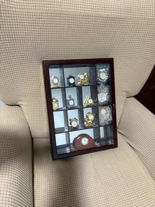 Expositor de madera para relojes y figuras