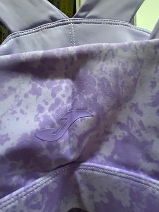 Top deportivo morado estampado