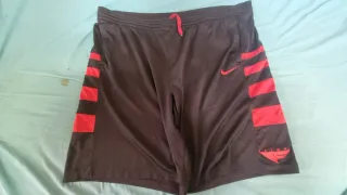 Pantalón corto Nike negro y rojo