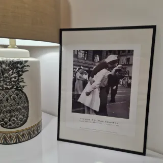 Cuadro Kissing The War Goodbye 30x40cm