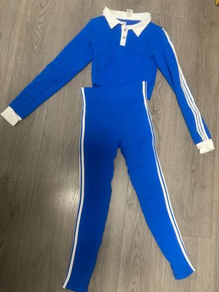 Conjunto deportivo azul y blanco