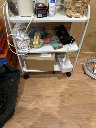 3 Mesa estética con estantes nueva 100€ und