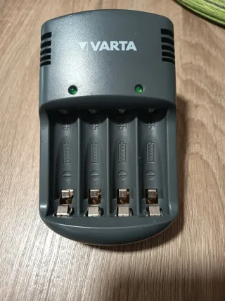 Cargador Pilas Varta AA/AAA