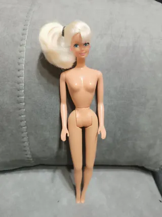 Muñeca Barbie con pestañas