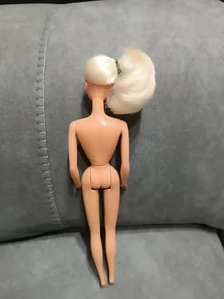 Muñeca Barbie con pestañas