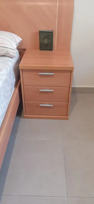 Cama de madera con mesita de noche