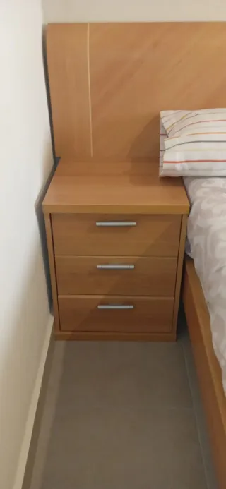 Cama de madera con mesita de noche