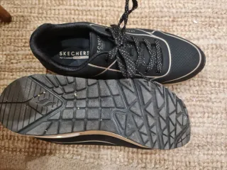 Zapatillas Skechers Negras y Doradas