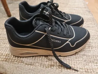 Zapatillas Skechers Negras y Doradas