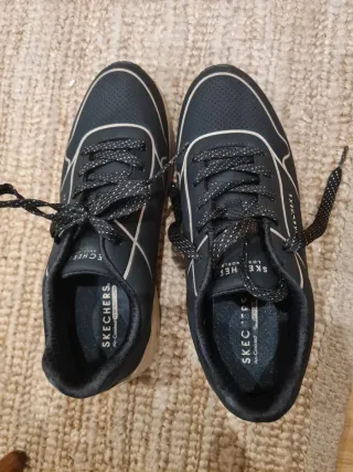 Zapatillas Skechers Negras y Doradas