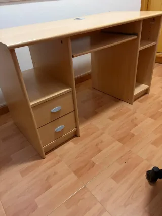 Escritorio madera con cajones y estantes