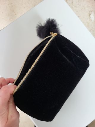 Neceser negro de terciopelo con pompón