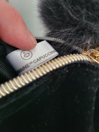 Neceser negro de terciopelo con pompón