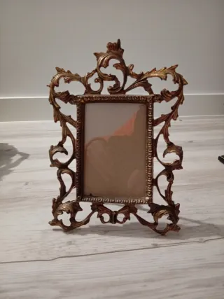 Marco de bronce antiguo decorativo