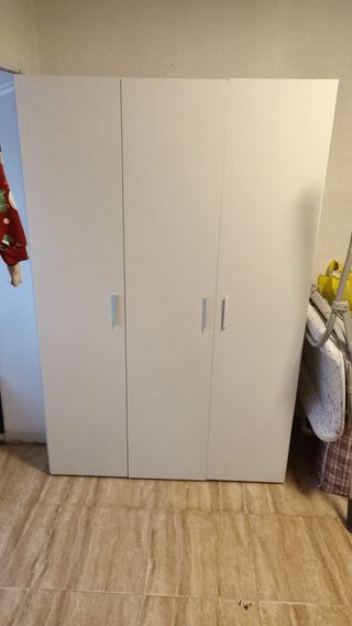 Armario blanco de madera