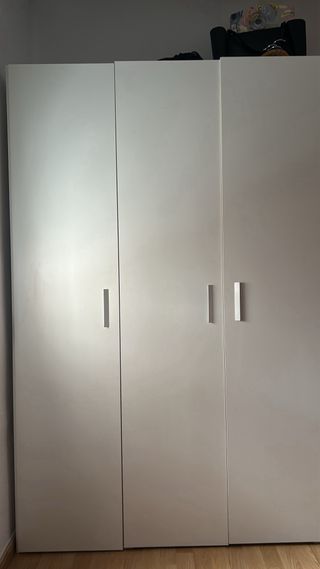 Armario blanco de madera