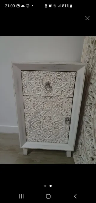 Mesita de noche/auxiliar de madera tallada