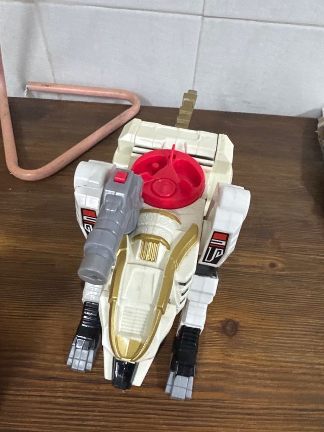 Tigre Blanco Power Ranger rojo y amarillo