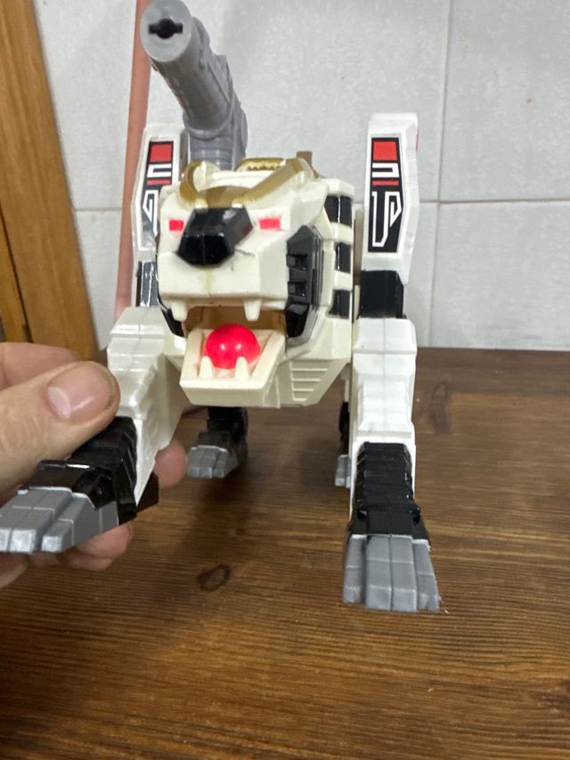 Tigre Blanco Power Ranger rojo y amarillo