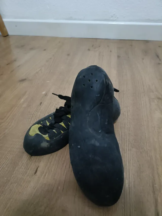 Pie de gato escalada negro y amarillo