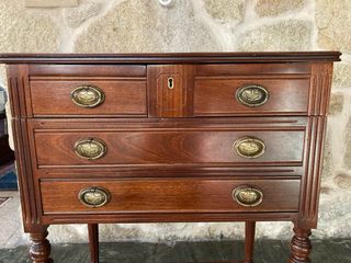 Mueble de madera con marquetería